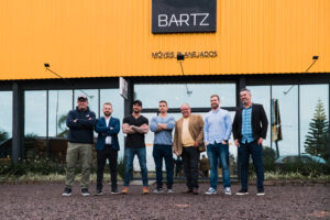 Felipe Titto com equipe Bartz Móveis