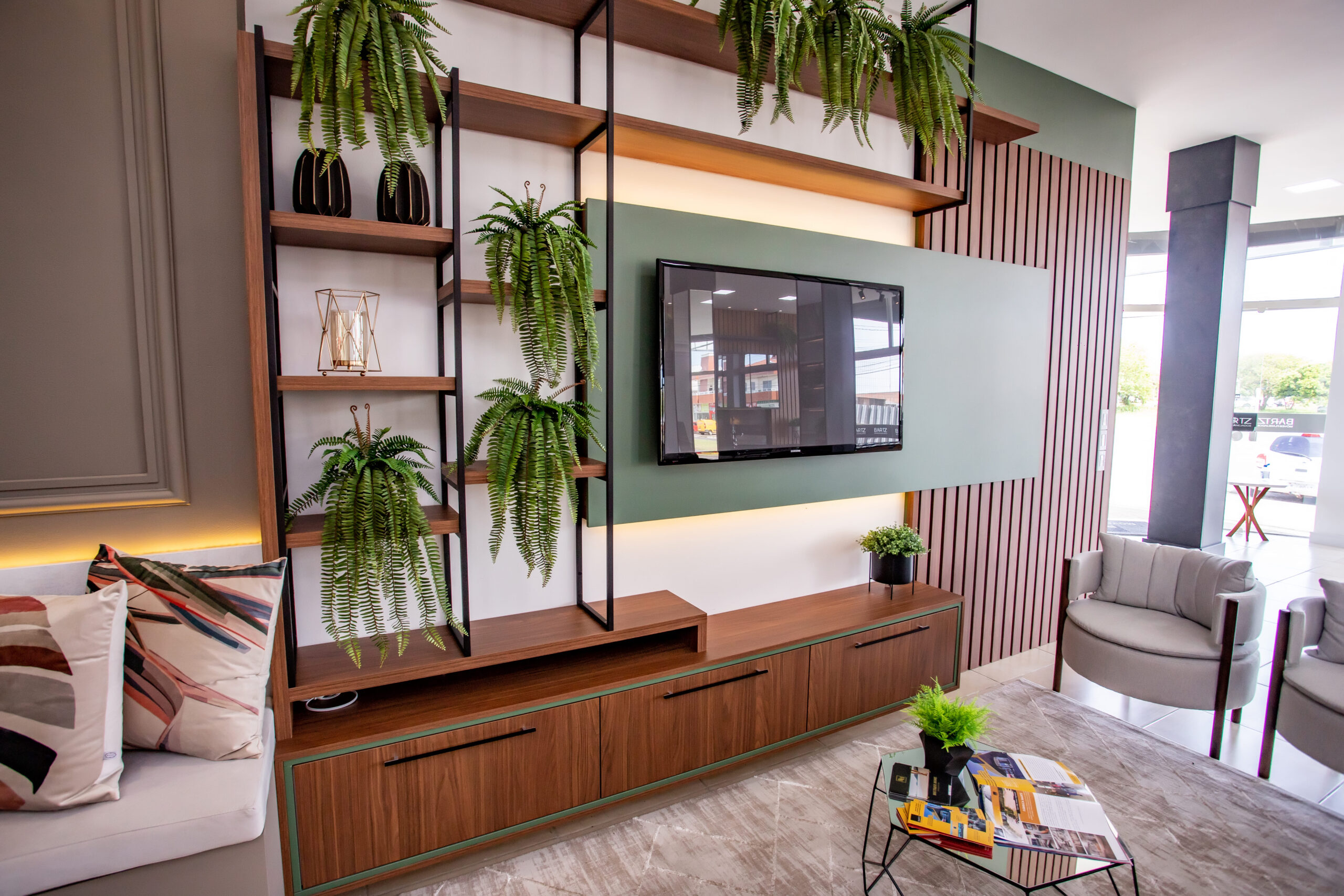 Detalhe de móvel planejado com textura de madeira natural.