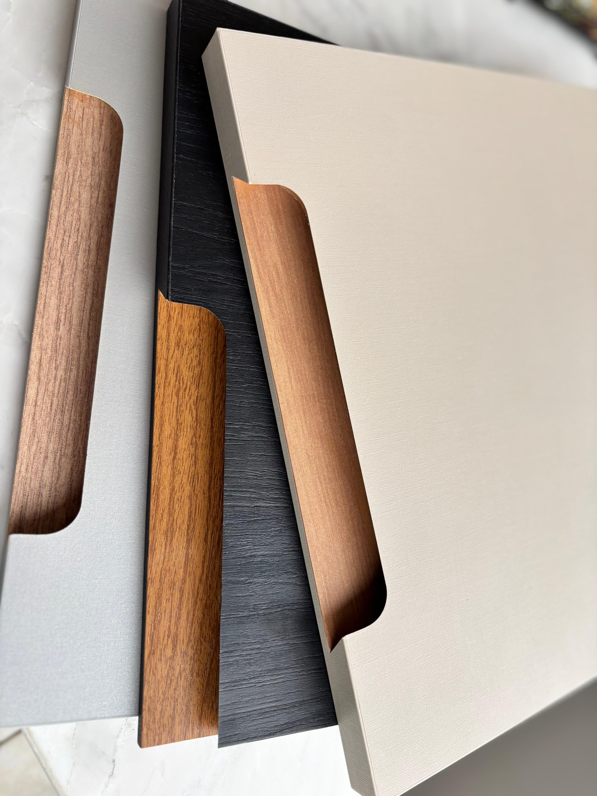 Detalhe de cava usinada em móvel planejado, mostrando o acabamento e o design embutido do puxador.