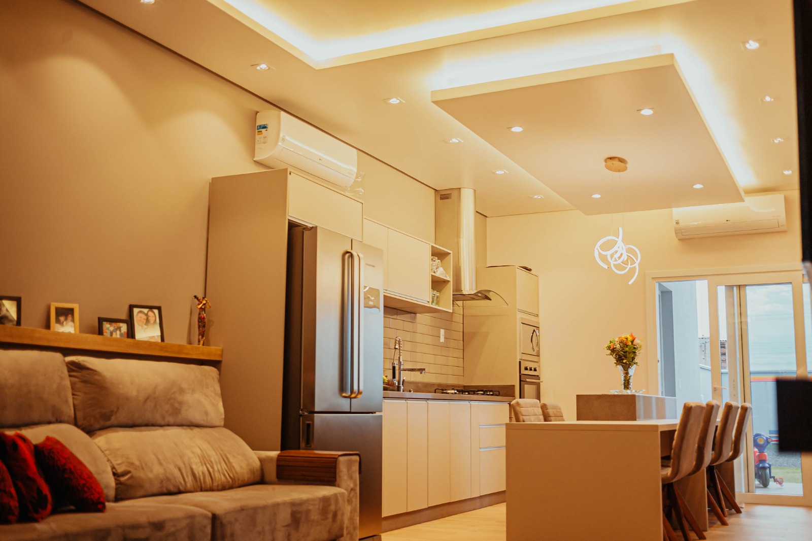 Apartamento compacto com design inteligente, móveis planejados e iluminação natural.