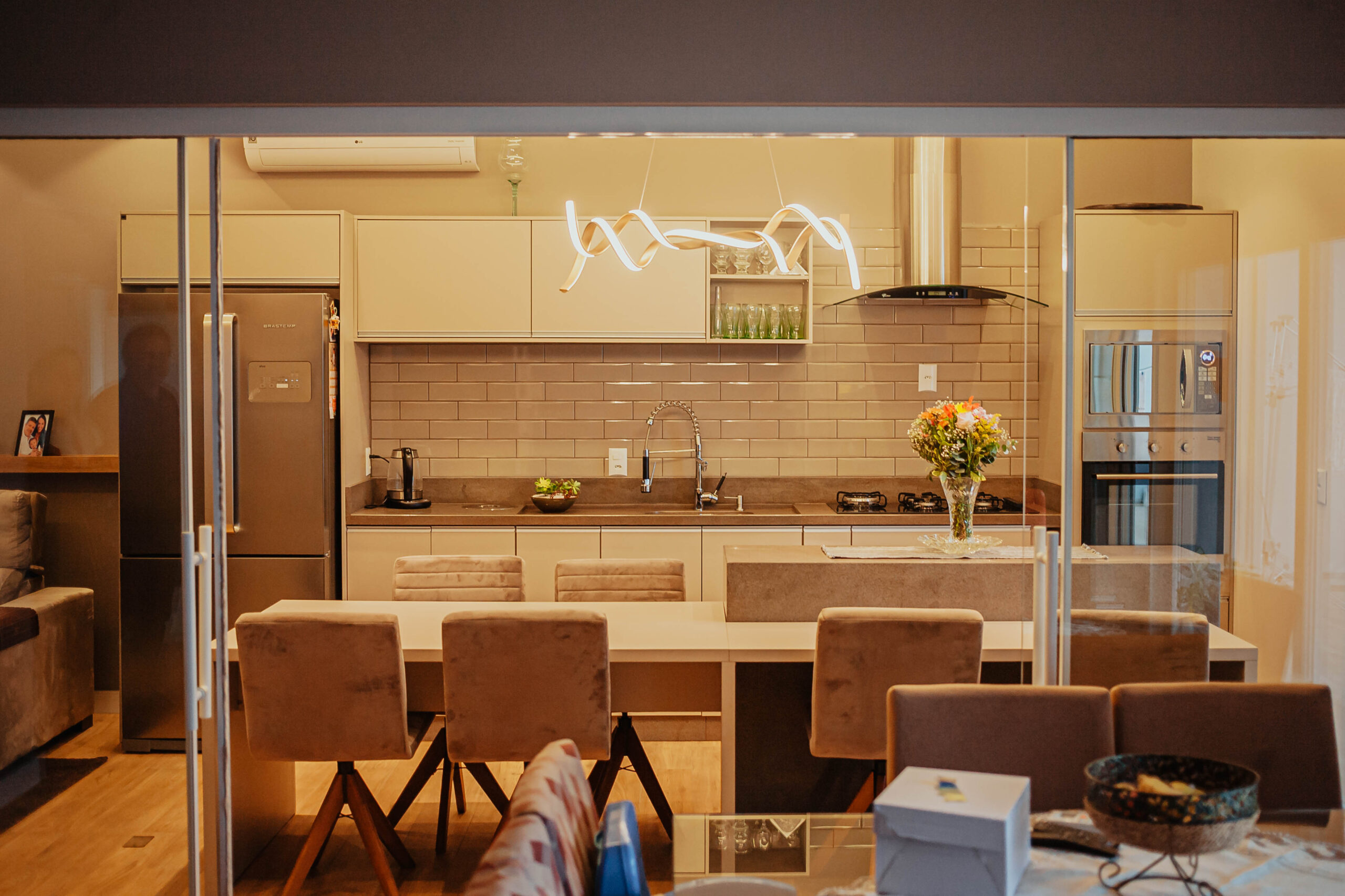 Cozinha planejada ergonômica com bancadas em altura adequada.