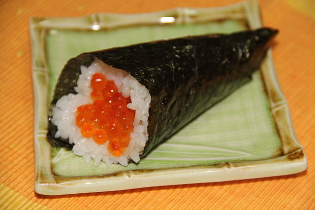 temaki com recheio de peixe