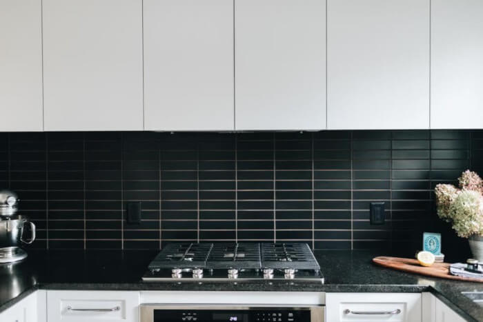 Backsplash - imagem de uma cozinha com backsplash de revestimento de pastilhas na cor preto fosco