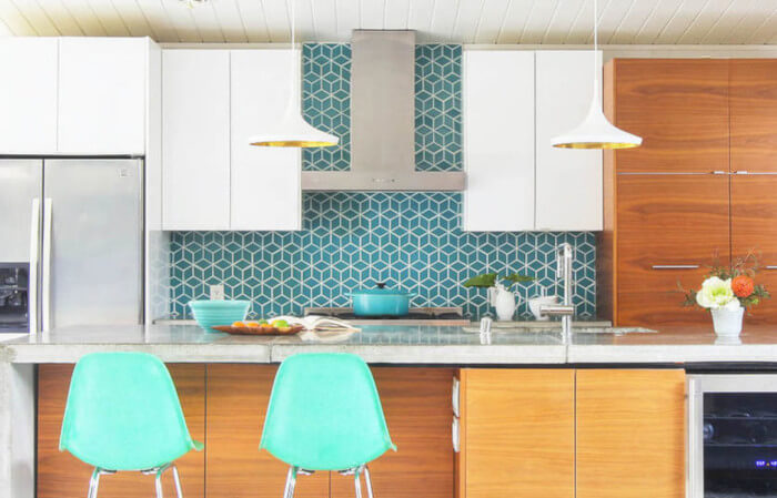 Backsplash - imagem de uma cozinha com backsplash de decoração na cor azul