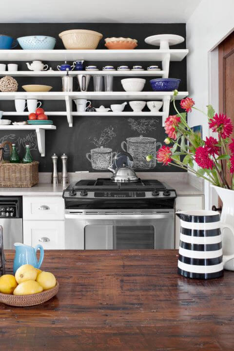 Backsplash - imagem de uma cozinha com backsplash de parede lousa como revestimento