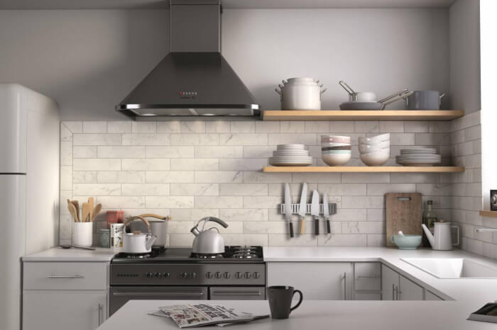 Backsplash - imagem de uma cozinha com backsplash claro