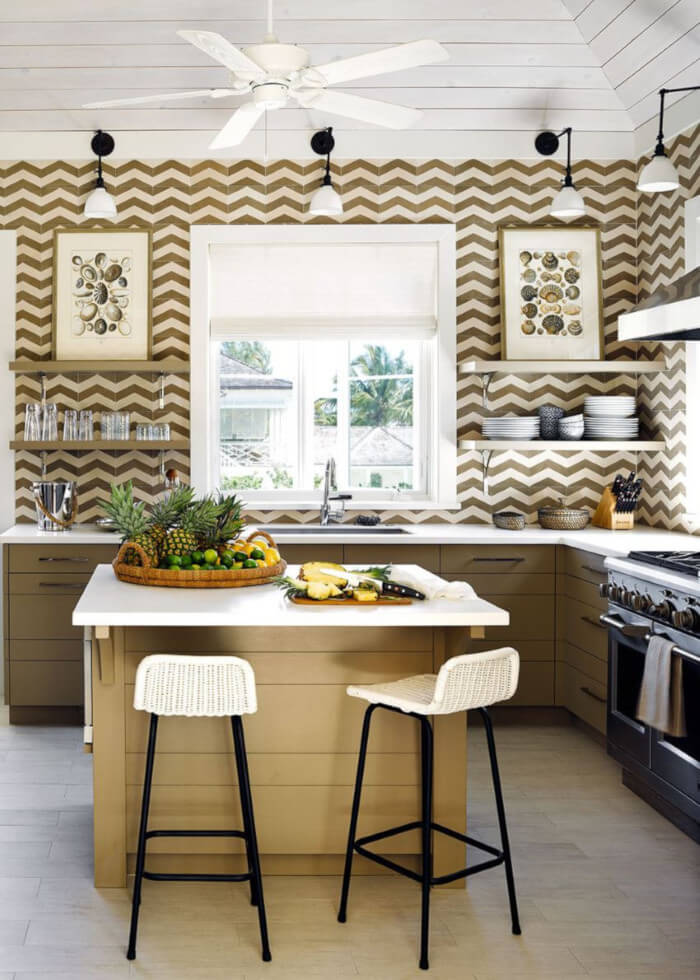 Backsplash - imagem de uma cozinha com backsplash no padrão chevron
