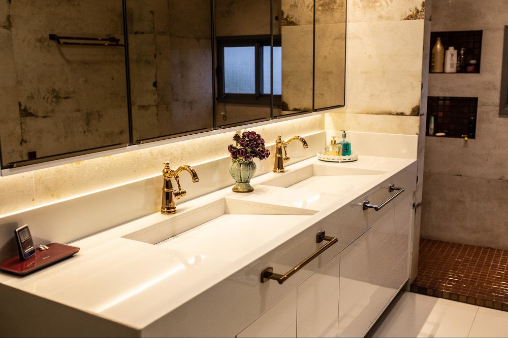 Banheiro com luz de led atrás do espelho. Iluminação de Ambientes