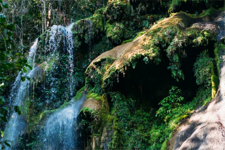 Queda de água (cachoeira) em Bonito-MS - Campanha Momentos Inesquecíveis - Bartz Móveis Planejados