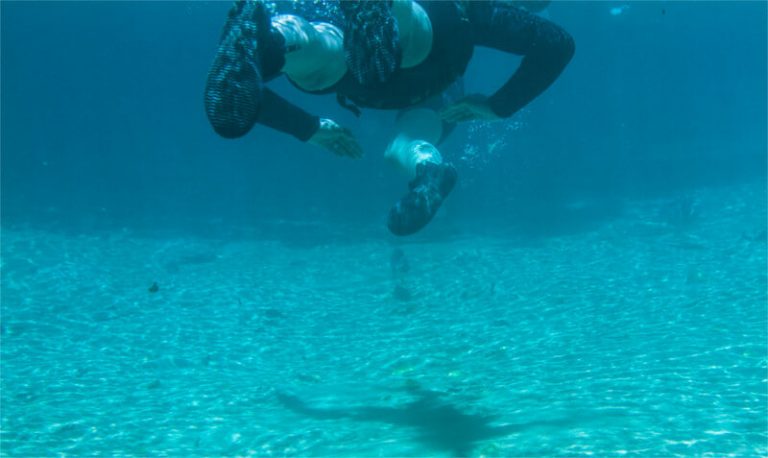 Pessoas mergulhando a passeio em um rio de Bonito-MS - Campanha Momentos Inesquecíveis - Bartz Móveis Planejados