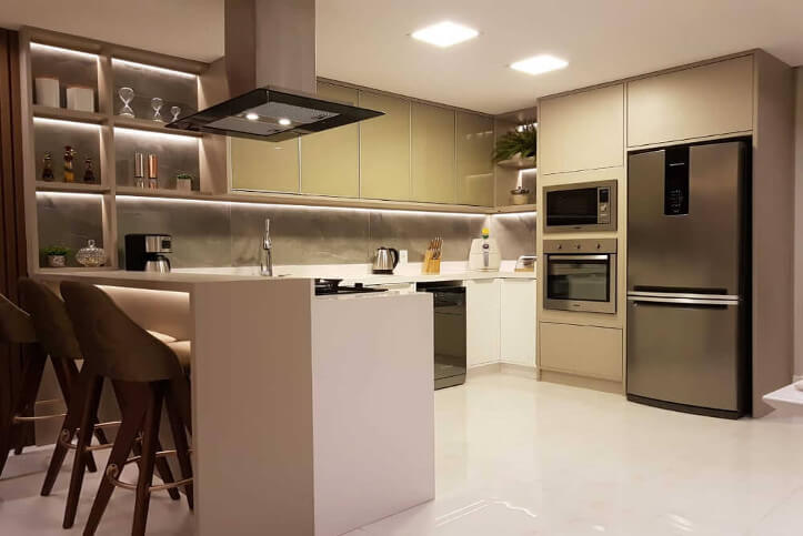 Casa sustentável com móveis em madeira de reflorestamento