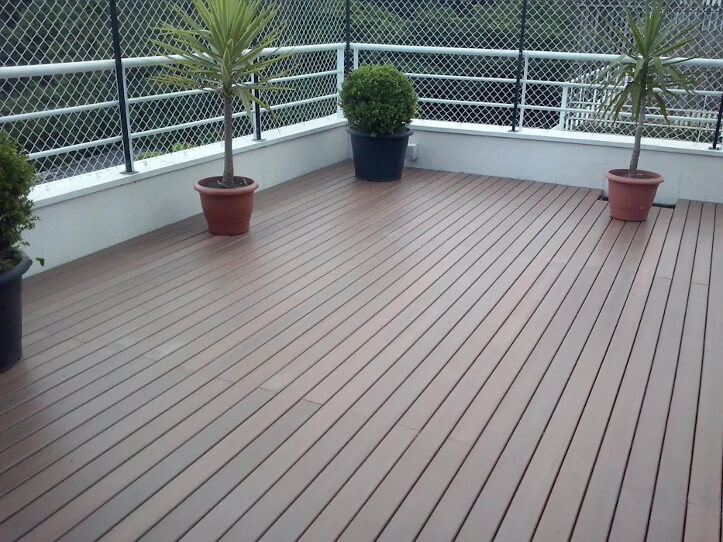 Deck com madeira plástica