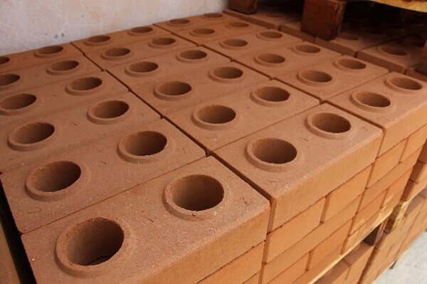 Pilha de tijolos ecológicos