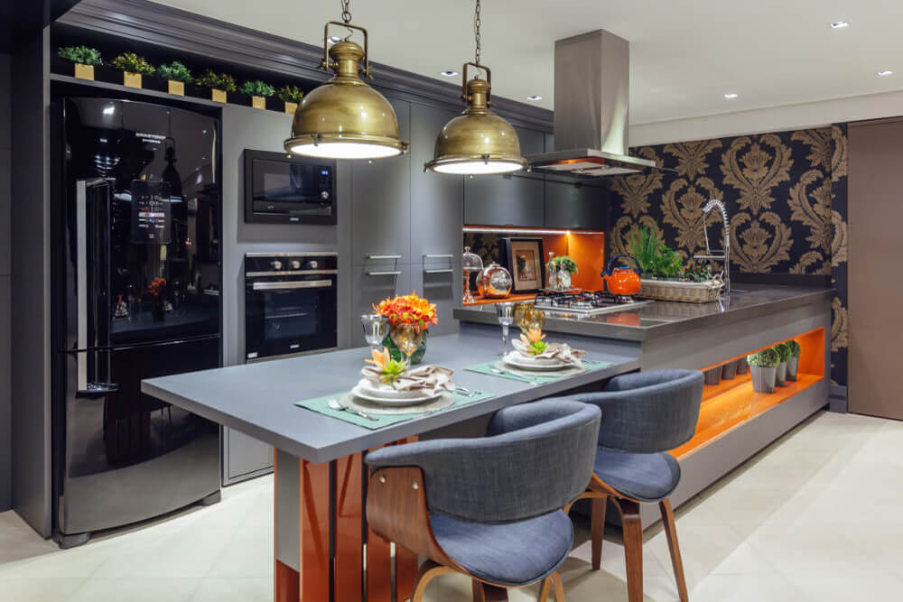 imagem de uma cozinha planejada com bancada e cadeiras