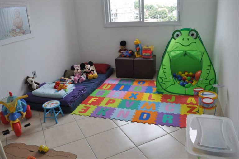 Decoração Montessoriana - Quarto infantil com cama de bolinha e tatame de letras