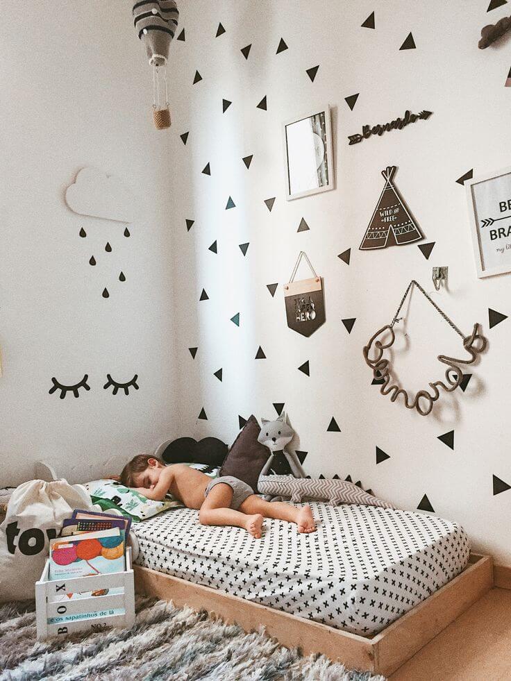 Decoração Montessoriana - quanto infantil com cama baixa e papel de parede preto&branco