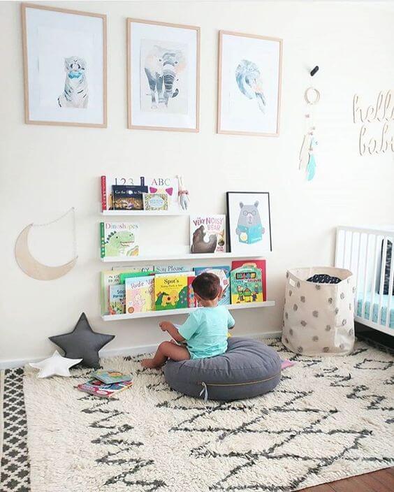 Decoração Montessoriana - quarto infantil com prateleira baixa e uma criança lendo um livro