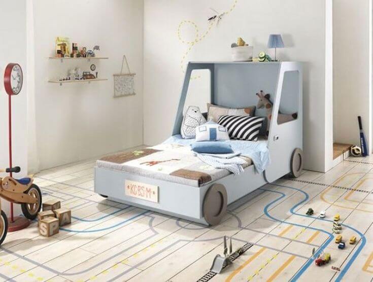 Decoração Montessoriana - quarto infantil com cama em formato de carrinho de brinquedo na cor azul