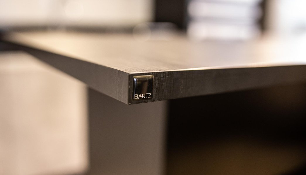 Planejar ambientes: detalhe de um móvel planejado com a logo da Bartz Móveis