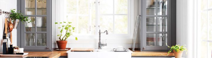 Cozinha pequena no estilo provençal com luzes na parte interna dos armários