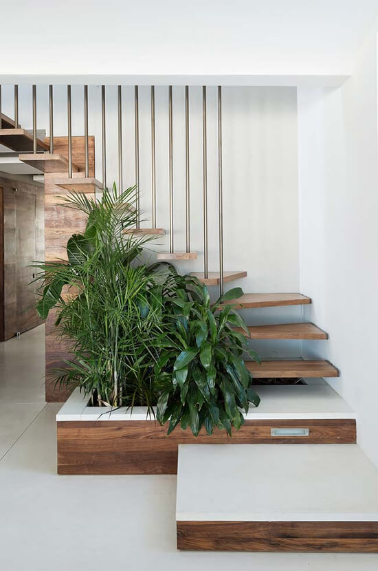 Dica: escada decorada com plantas