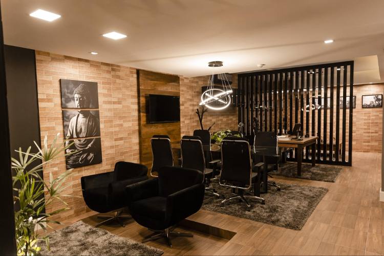 Escritório corporativo com divisória feita em painel ripado