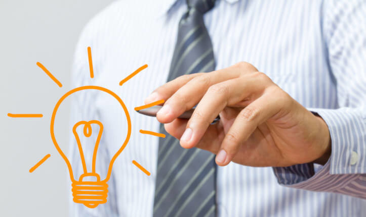 Mercado de Móveis Planejados: homem de negócios com uma caneta e o desenho de uma lâmpada.