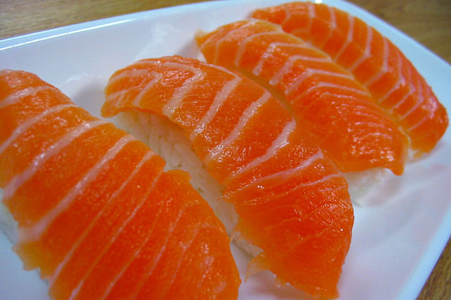 nigiri fatias de peixe sobre arroz