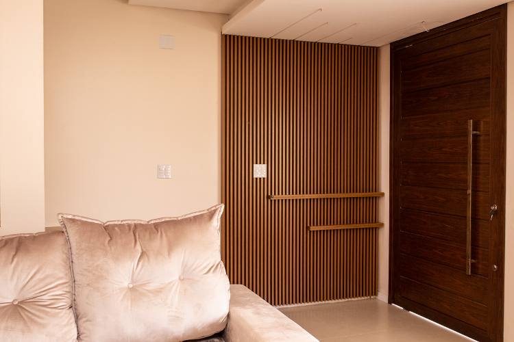Painel ripado decorativo na entrada a casa