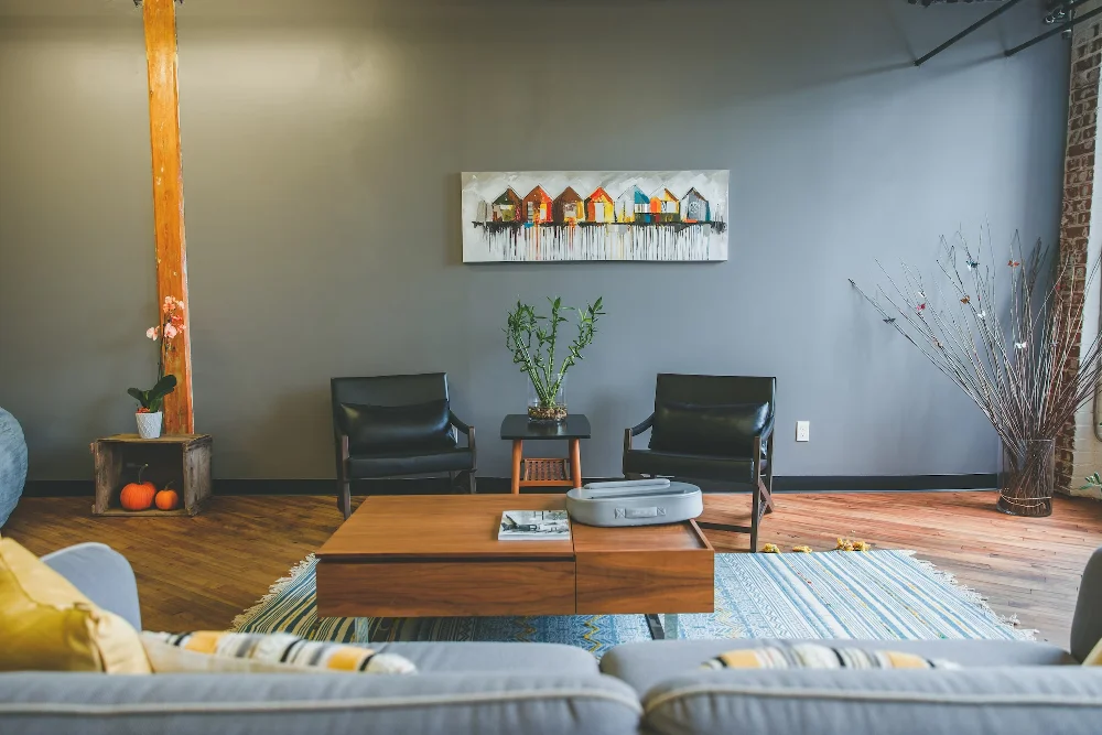 Sala com plantas na decoração