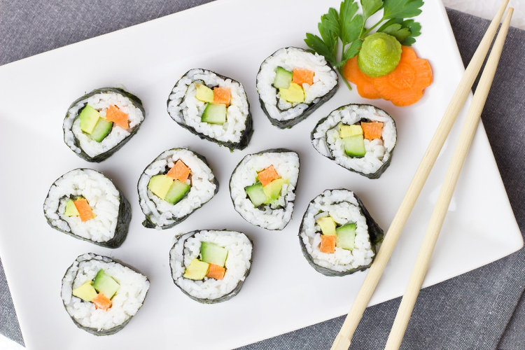 Prato com sushi maki e um hashi ao lado