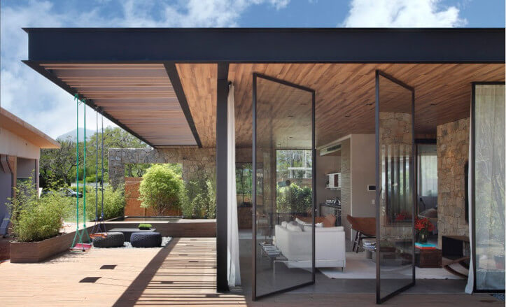 Projeto de casa sustentável com janelas de vidro grandes para entrada de luz