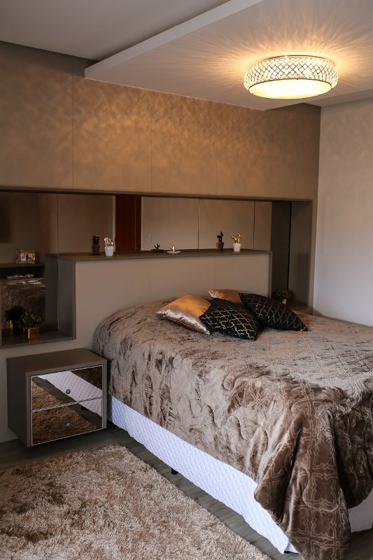 Quarto com Luminária grande no teto. Iluminação de ambientes