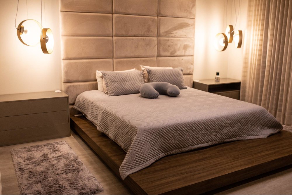 Quarto com luminárias de luz quente próxima a cabeceira - Iluminação de ambientes