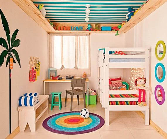 Quarto pequeno - imagem de um quarto infantil com prateleira altas