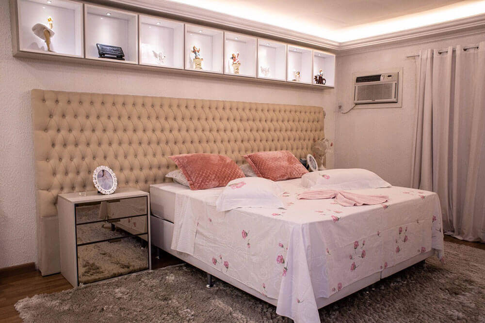 imagem de um quarto planejado com cama e cabeceira, e criado mudo