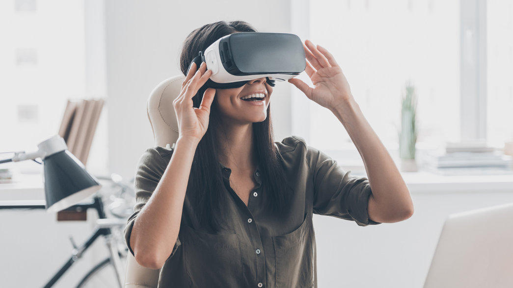mulher usando um óculos de realidade virtual