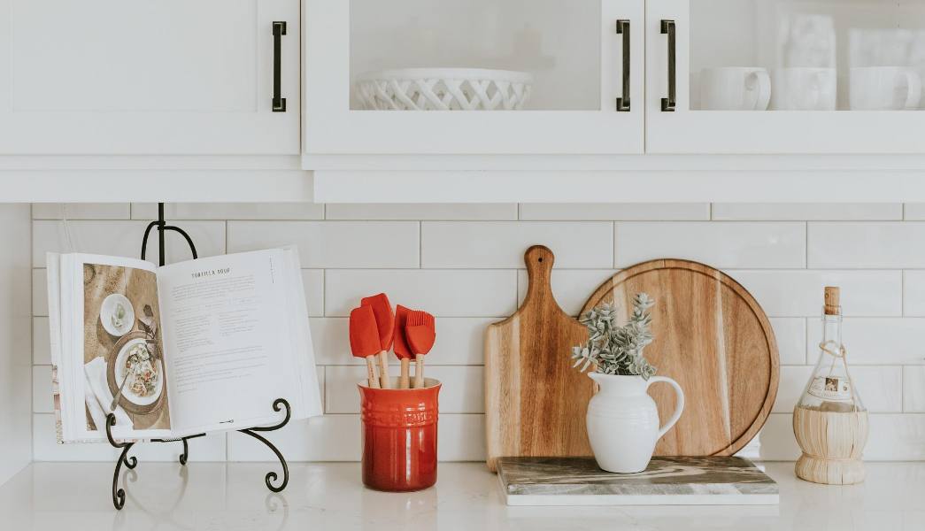 Cozinha com backsplash de azulejo de metrô